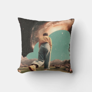 Surreale Figur, die in das Galaxie-Tor tritt Kissen