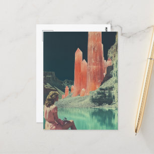Surreale Frau mit rosa Kristallgebirge Postkarte