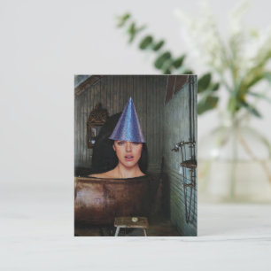 Surreale Party-Frau rustikale Kupferbadewanne Coll Postkarte