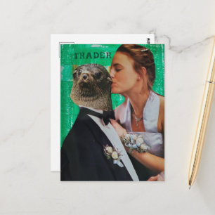 Surrealer Abschlussball-Date mit Robbe Mixed-Media Postkarte
