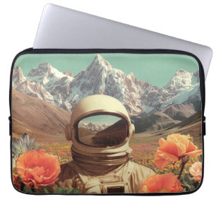 Surrealer Astronaut auf Blumenfeld Laptopschutzhülle