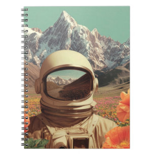 Surrealer Astronaut auf Blumenfeld Notizblock