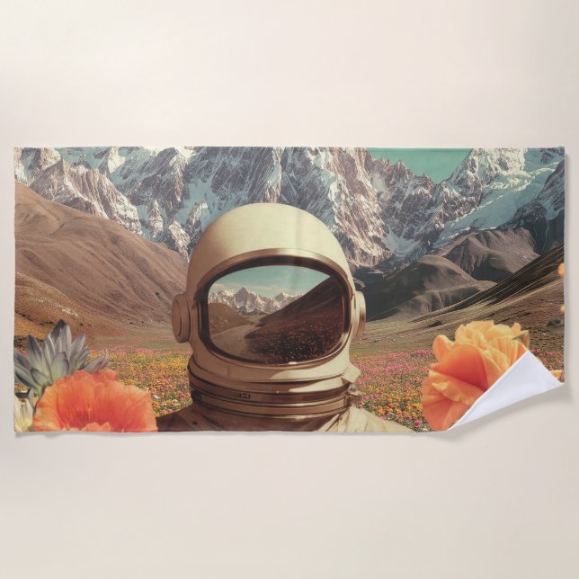 Surrealer Astronaut auf Blumenfeld Strandtuch (Vorderseite)