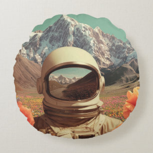 Surrealer Astronaut auf einem Blumenfeld Rundes Kissen