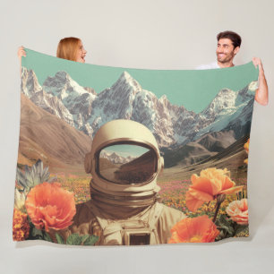 Surrealer Astronaut im Blumenfeld Fleecedecke