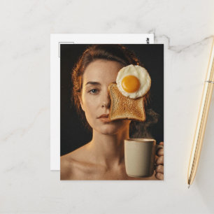 Surrealer Frühstückstoast Frau mit Ei und Kaffee Postkarte