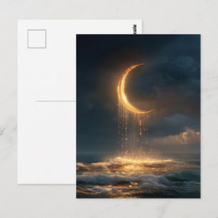 Surrealer goldener Halbmond über dem Ozean Postkarte