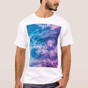 Surrealer Himmel, träumerische abstrakte Kunst. T-Shirt