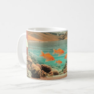 Surrealer Innenraum mit Fischen und mondbeschienen Kaffeetasse