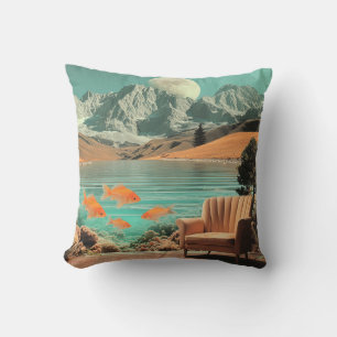 Surrealer Innenraum mit Fischen und mondbeschienen Kissen