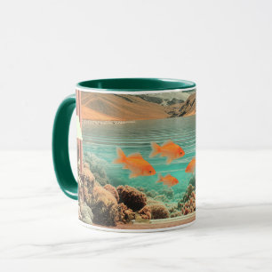 Surrealer Innenraum mit Fischen und mondbeschienen Tasse