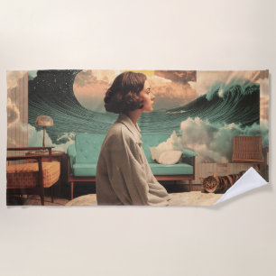 Surrealer Innenraum mit Frau und Katze Strandtuch