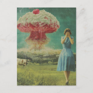 Surrealer lecker Kirsch-Nachtisch auf der Milchwei Postkarte