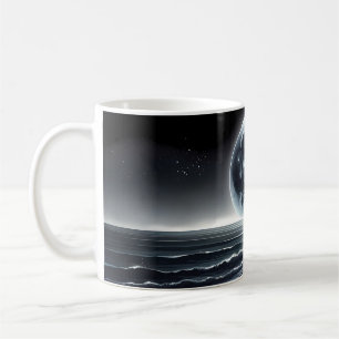 Surrealer Mondaufgang über der ruhigen Meeresküste Kaffeetasse