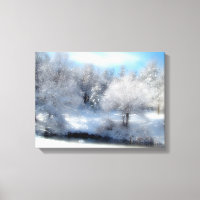 Surrealer Schnee mit flauschigen weißen Winterbäum