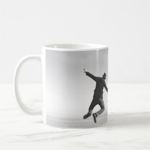 surrealer Schwarz-Weiß-Kunstmaler, der auf einer L Kaffeetasse
