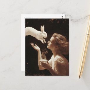 Surrealer Tee mit dem weißen Kaninchen Sepia Postkarte