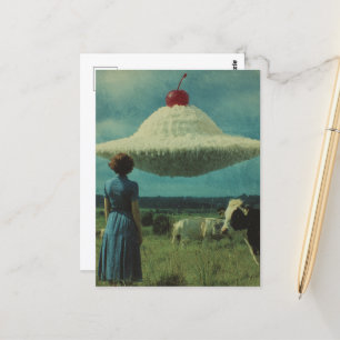 Surrealer UFO auf einer Milchweide Postkarte