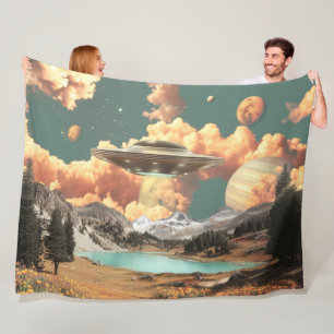 Surrealer UFO über dem Mountain Lake mit Planeten Fleecedecke