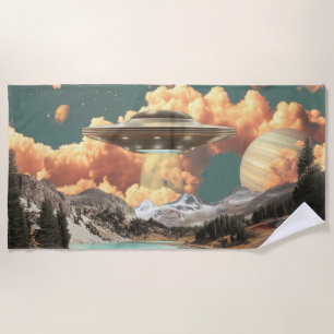 Surrealer UFO über dem Mountain Lake mit Planeten Strandtuch