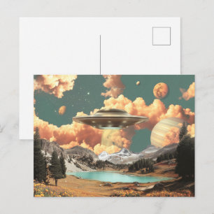 Surrealer UFO über einem Bergsee mit Planeten Postkarte