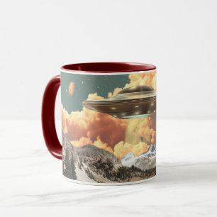 Surrealer UFO über einem Bergsee mit Planeten Tasse