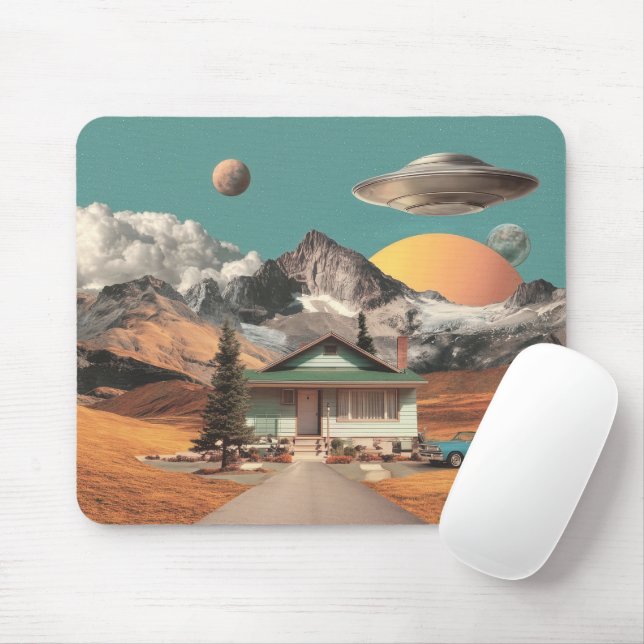 Surrealer UFO über rustikalem Haus Mousepad (Mit Mouse)