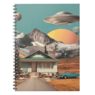Surrealer UFO über rustikalem Haus Notizblock