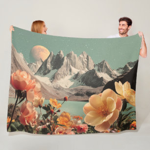 Surrealistische Berglandschaft mit blühenden Blume Fleecedecke