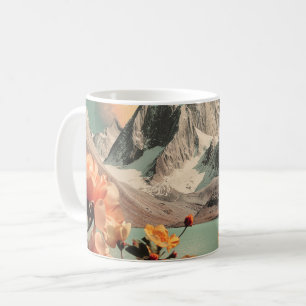 Surrealistische Berglandschaft mit blühenden Blume Kaffeetasse