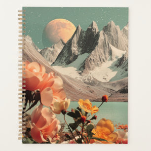 Surrealistische Berglandschaft mit blühenden Blume Planer