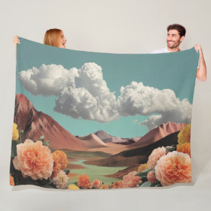 Surrealistische Blumen-Berglandschaft mit dramatis Fleecedecke