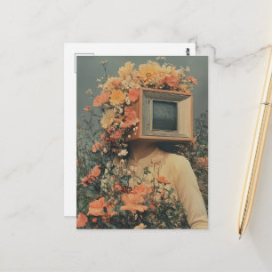 Surrealistische Frau mit TV-Kopf und Blumen Postkarte