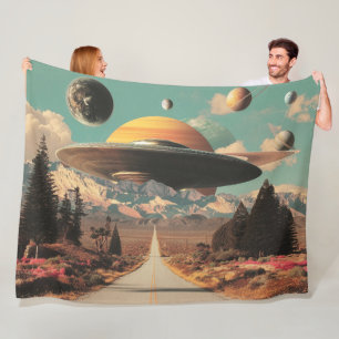 Surrealistische Landschaft mit Straße, UFO und Sat Fleecedecke