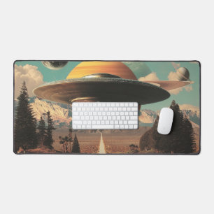 Surrealistische Landschaft mit Straße, UFO und Sat Schreibtischunterlage