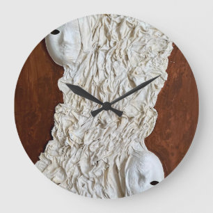 Surrealistische maskierte Gesichter strukturiert Große Wanduhr