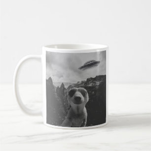 Surrealistische Meerkatze Selfie in einer Bergland Kaffeetasse
