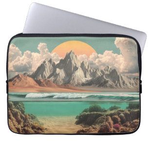 Surrealistische Ozean- und Berglandschaft mit Well Laptopschutzhülle
