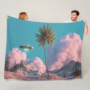 Surrealistische UFO- und Palmenberg-Szene Fleecedecke