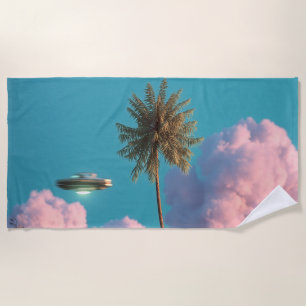 Surrealistische UFO- und Palmenberg-Szene Strandtuch