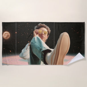 Surrealistisches Porträt mit Weltraumhintergrund u Strandtuch