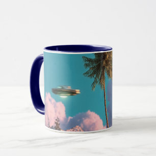 Surrealistisches UFO- und Palmenberg-Szenario Tasse