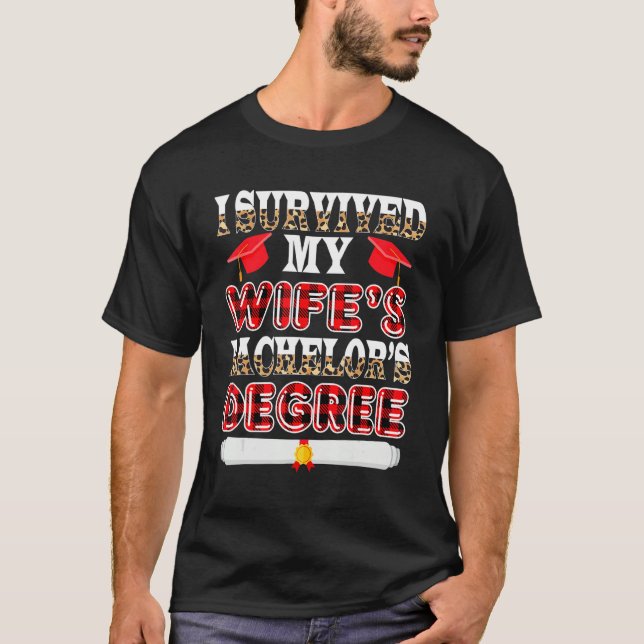Survived My Wife's Bachelor's Degree Funny Graduat T-Shirt (Vorderseite)