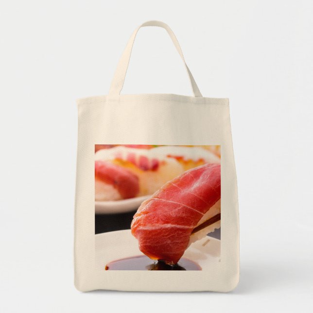 Sushi in Action: Tuna Meets Soy Sauce Tote Tragetasche (Vorne)