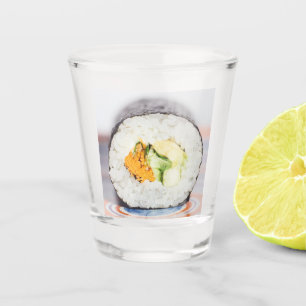 Sushi rollen Fische und Reis Schnapsglas