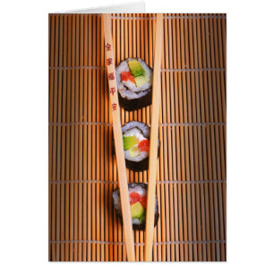 Sushi und hölzerne Essstäbchen
