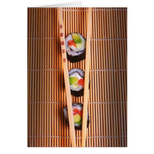 Sushi und hölzerne Essstäbchen (Vorne)