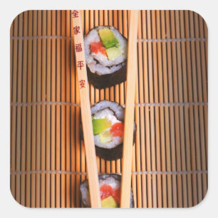 Sushi und hölzerne Essstäbchen Quadratischer Aufkleber
