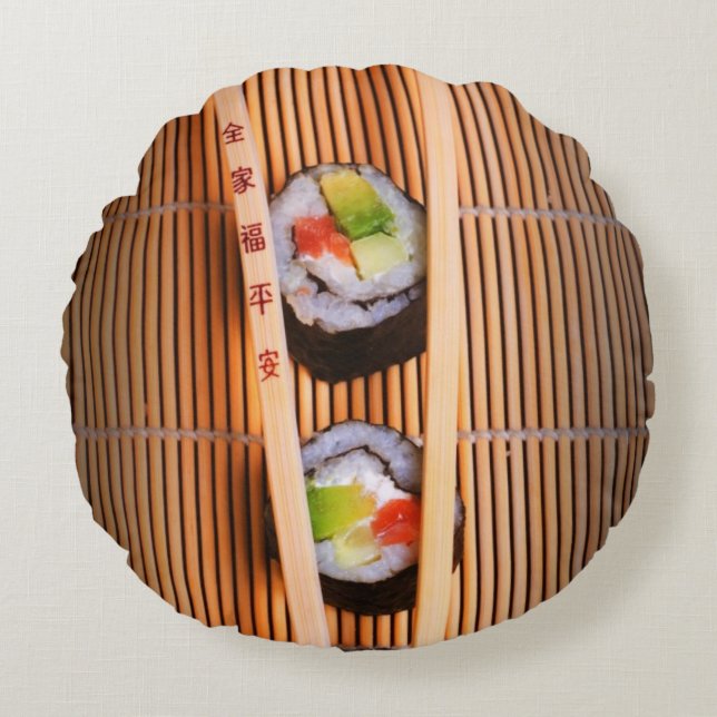 Sushi und hölzerne Essstäbchen Rundes Kissen (Vorderseite)