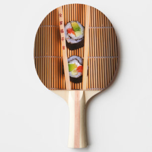Sushi und hölzerne Essstäbchen Tischtennis Schläger